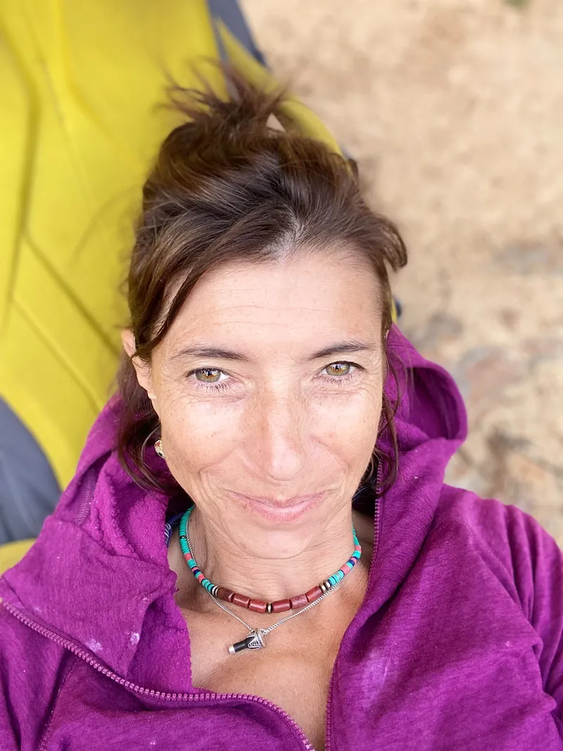 Portrait de Chloé, souriante, en veste violette